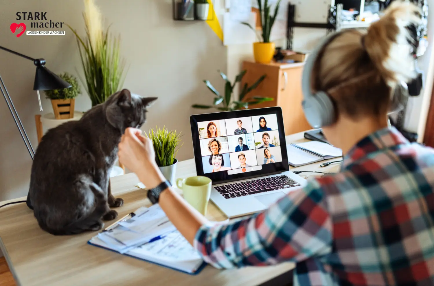 Ein Mädchen nimmt an einer Besprechung teil und eine Katze sitzt auf dem Tisch