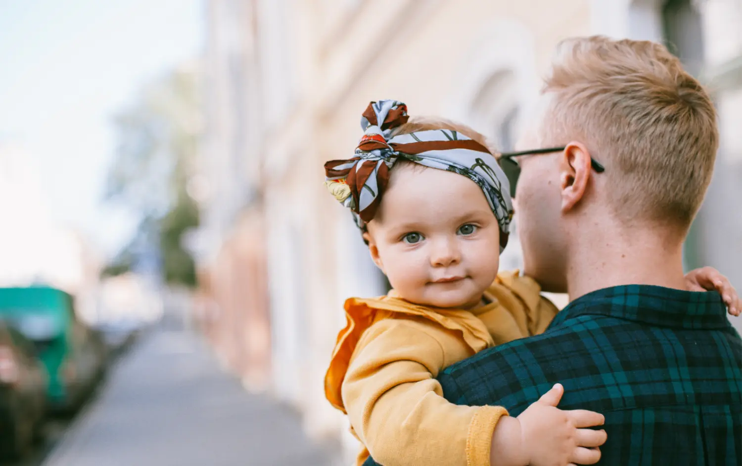 kleines Mädchen mit ihrem Vater