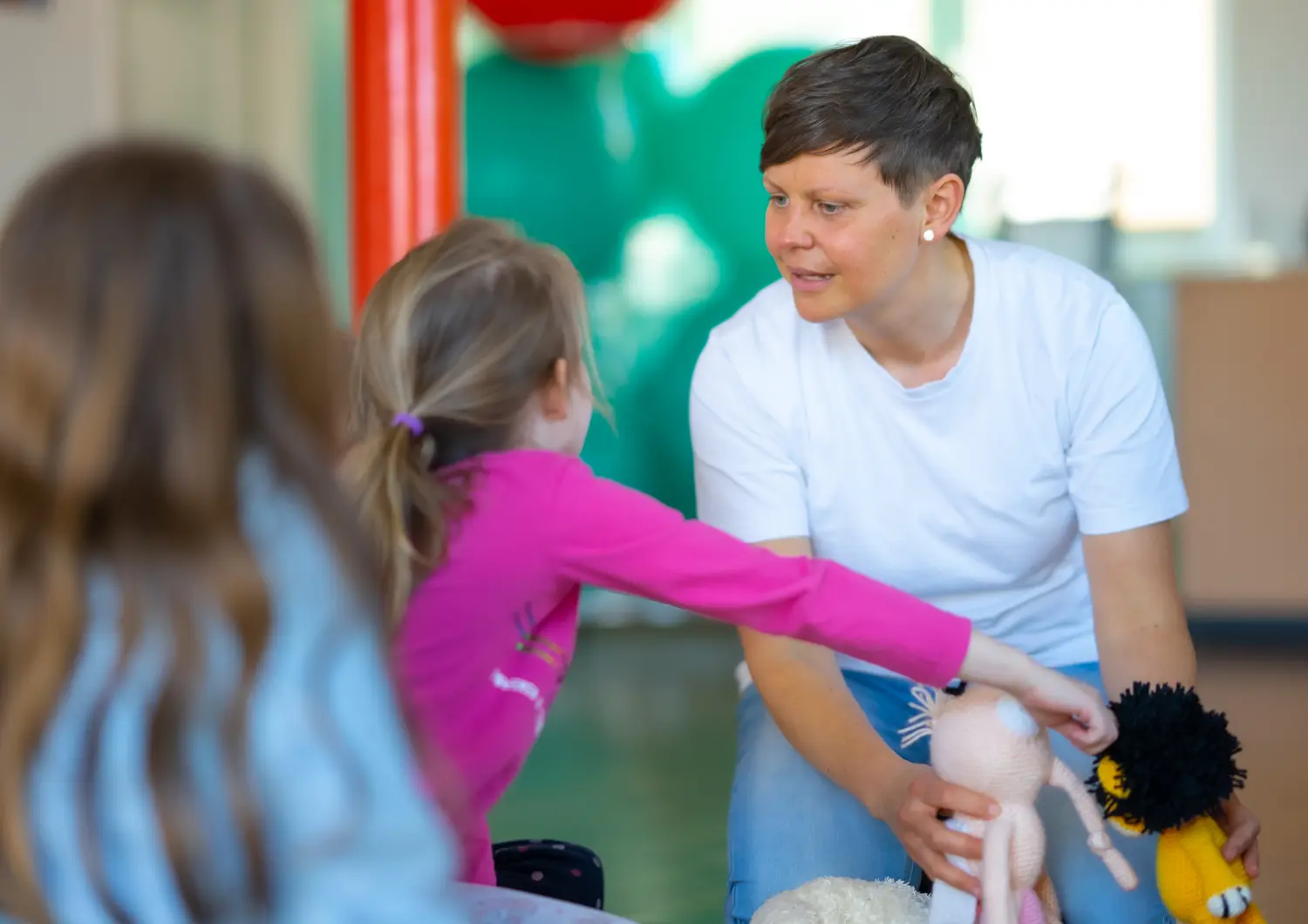 Kinder spielen in der Kindertagesstätte von Sonia Anna Siwek