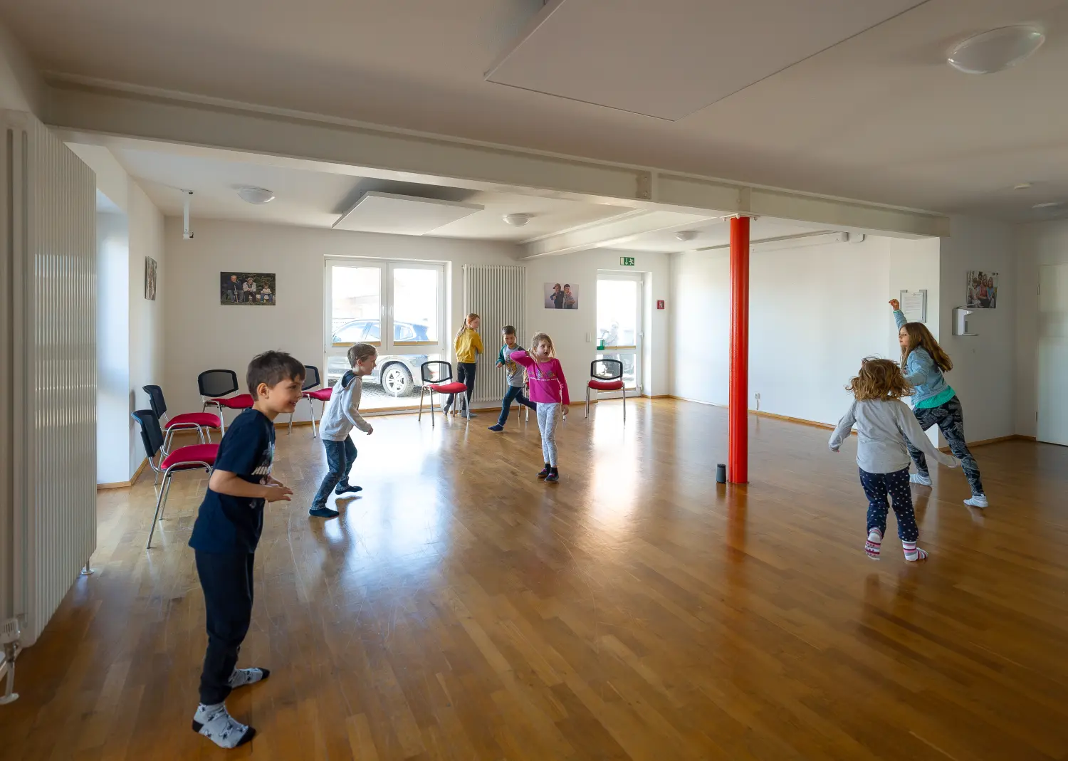 Kinder spielen in der Kindertagesstätte von Sonia Anna Siwek