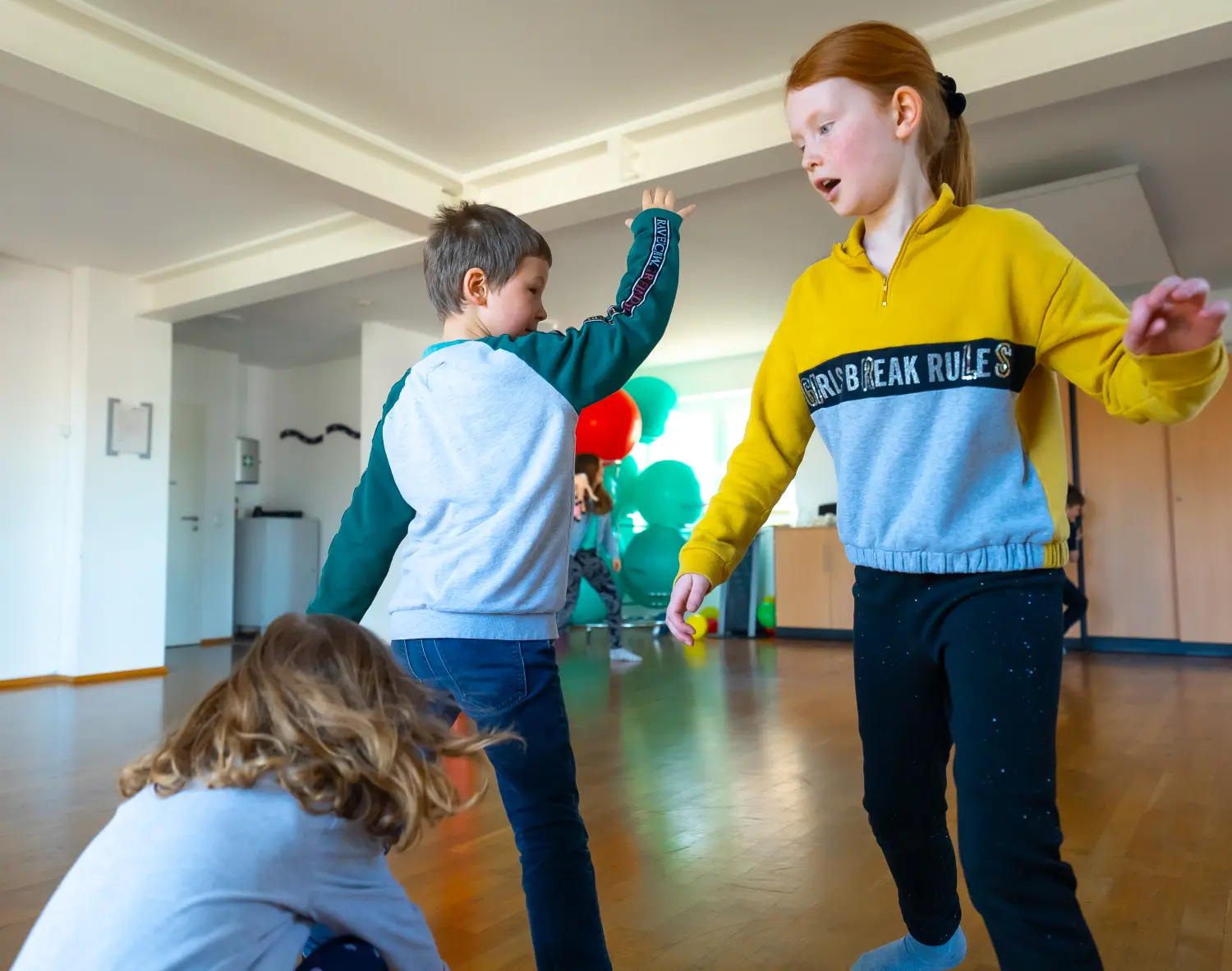 Kinder spielen in der Kindertagesstätte von Sonia Anna Siwek