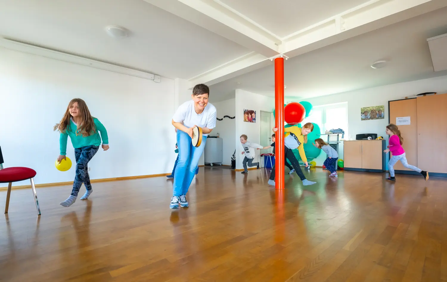 Kinder spielen in der Kindertagesstätte von Sonia Anna Siwek