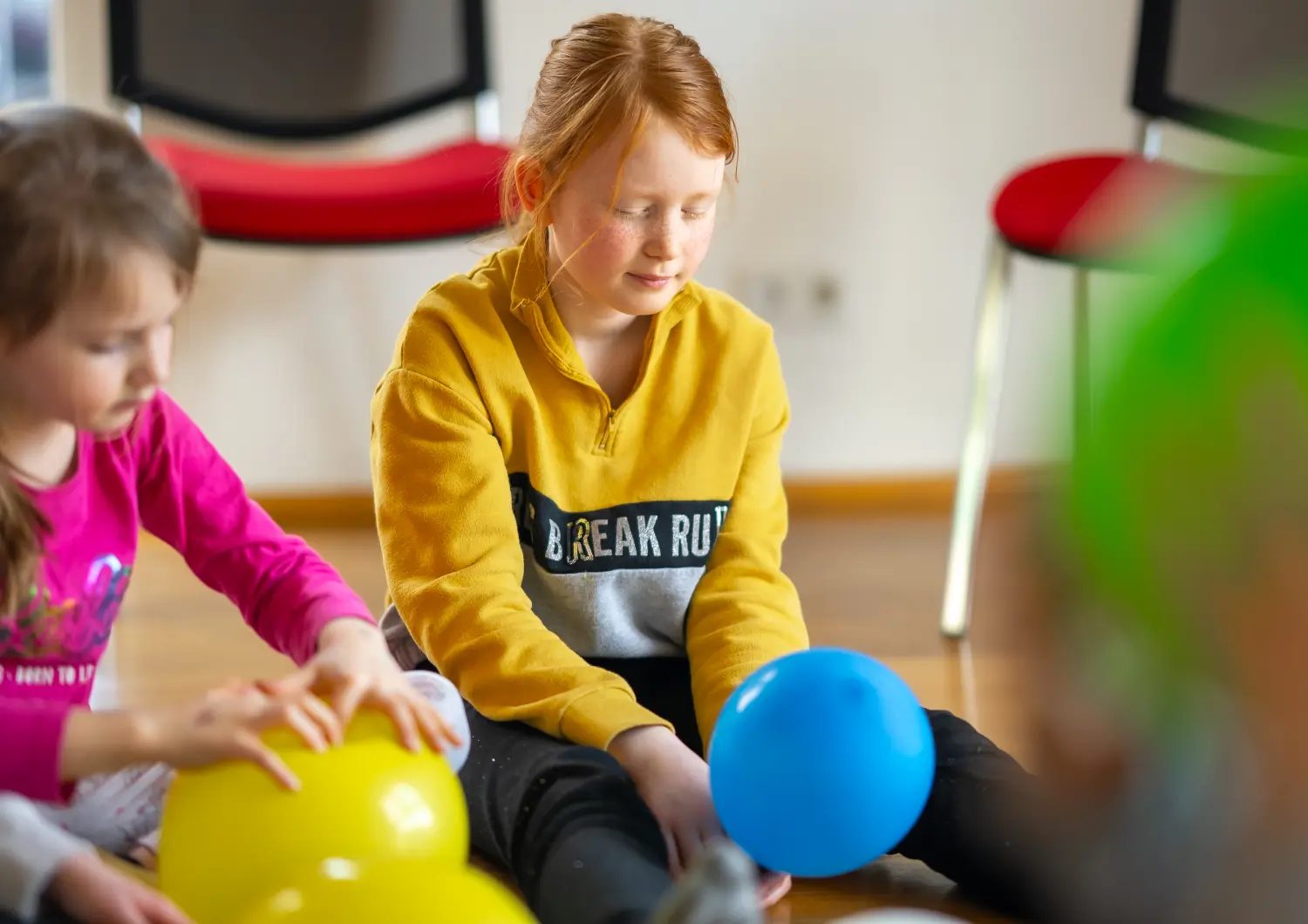 Kinder spielen in der Kindertagesstätte von Sonia Anna Siwek