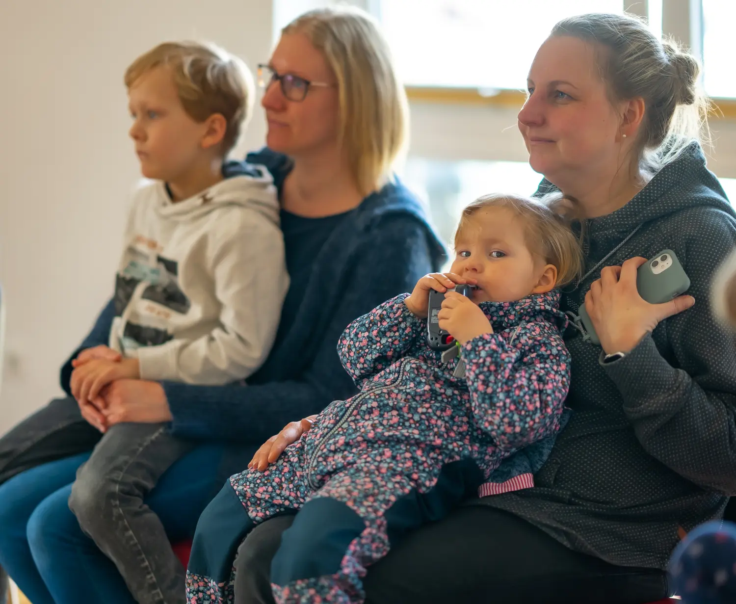 Kinder mit ihrer Mutter in der Kindertagesstätte