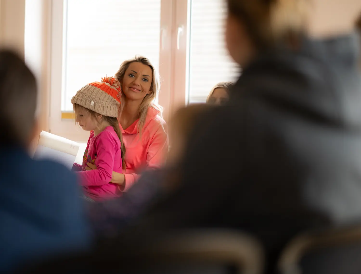 Kinder im Kindergarten mit ihren Müttern von Sonia Anna Siwek