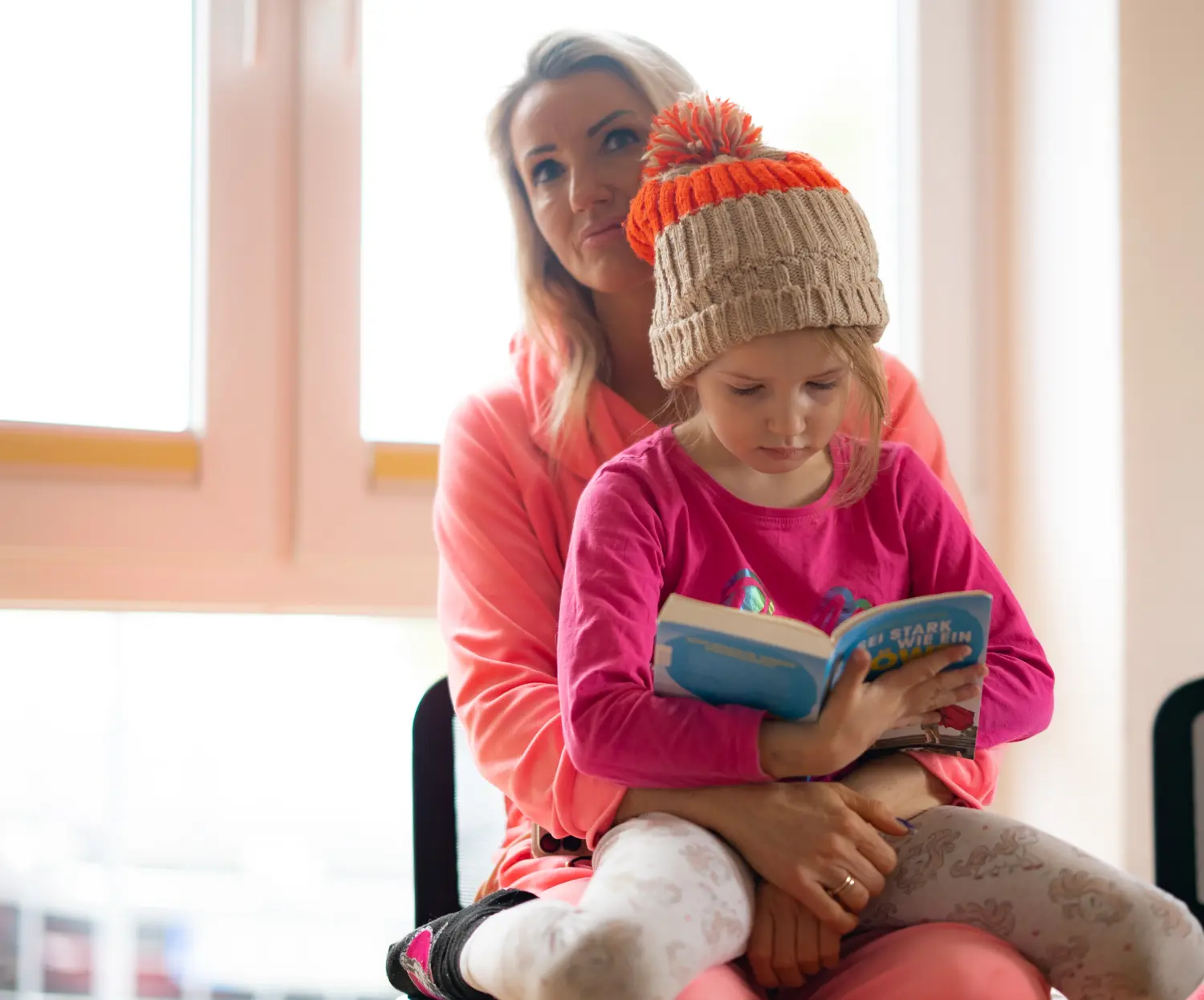 Kinder im Kindergarten mit ihren Müttern von Sonia Anna Siwek