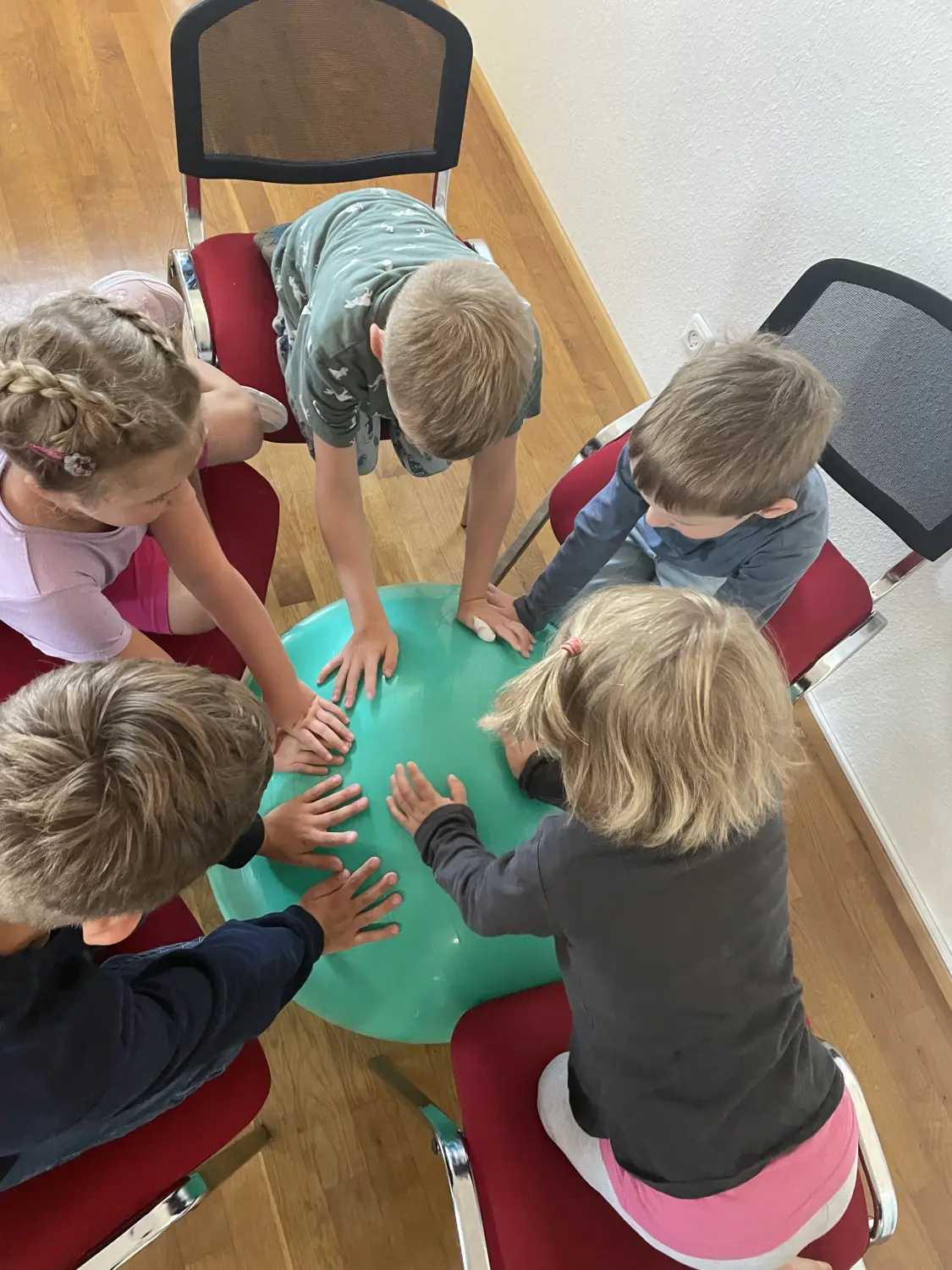 Kinder spielen in der Kindertagesstätte von Sonia Anna Siwek