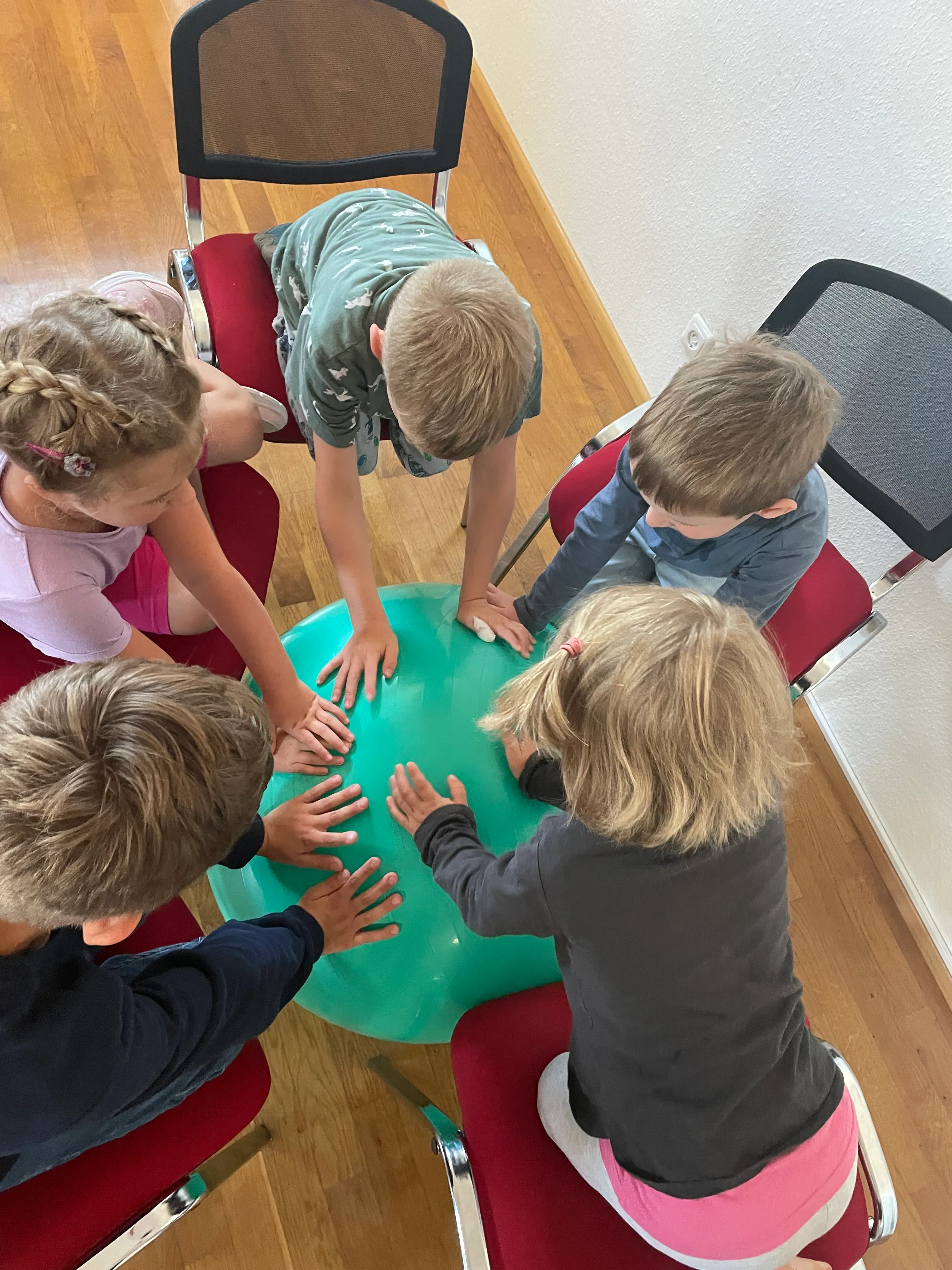 Kinder spielen in der Kindertagesstätte von Sonia Anna Siwek