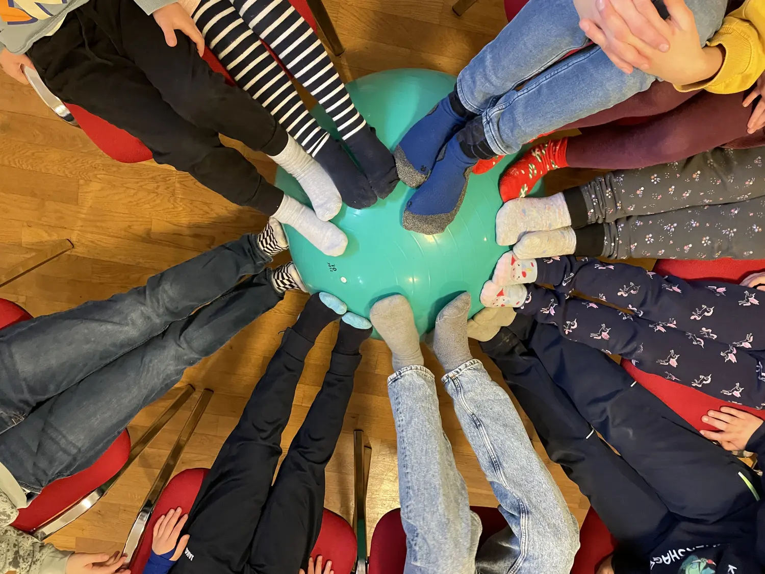 Kinder spielen mit Ball von Sonia Anna Siwek