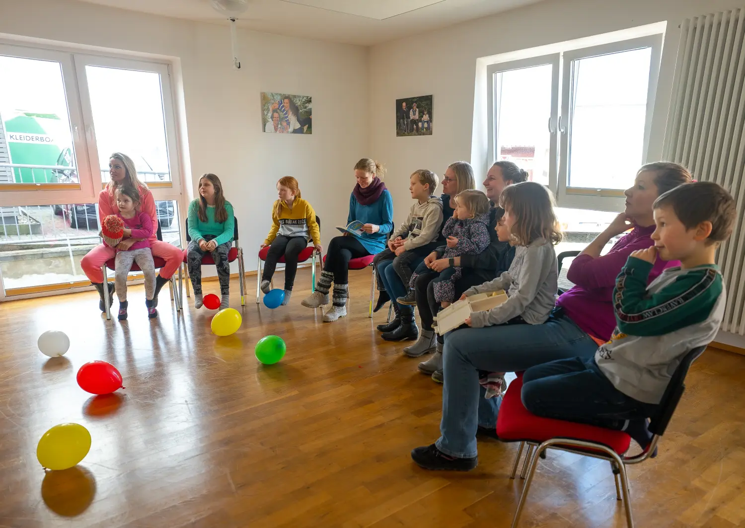 Kinder spielen in der Kindertagesstätte von Sonia Anna Siwek